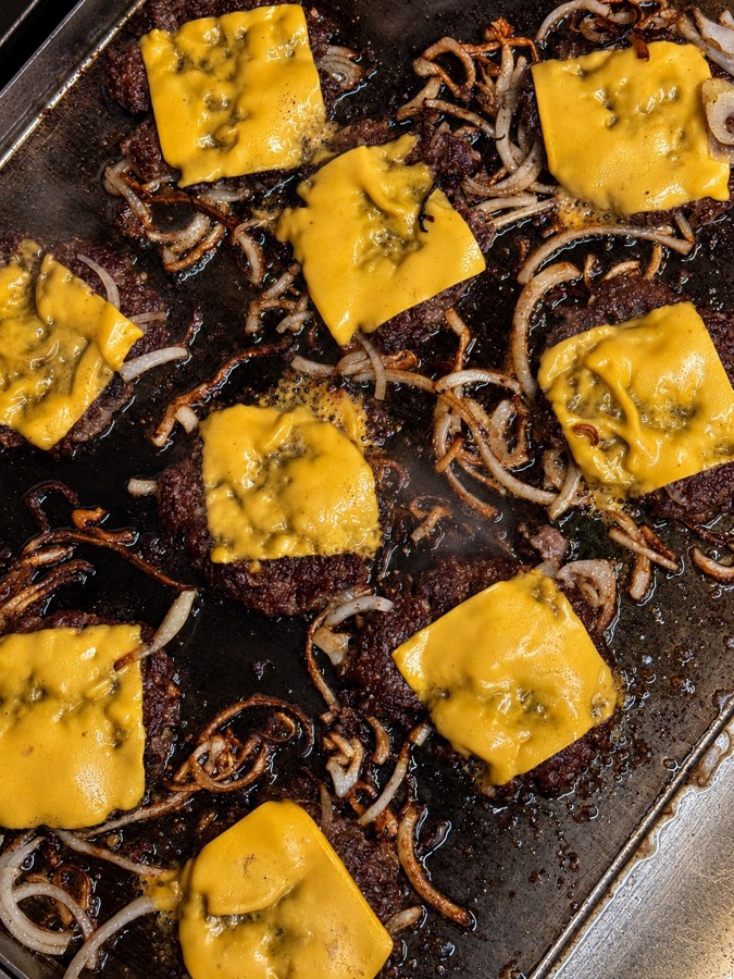 Oklahoma smash -pihvit ja cheddar parilalla