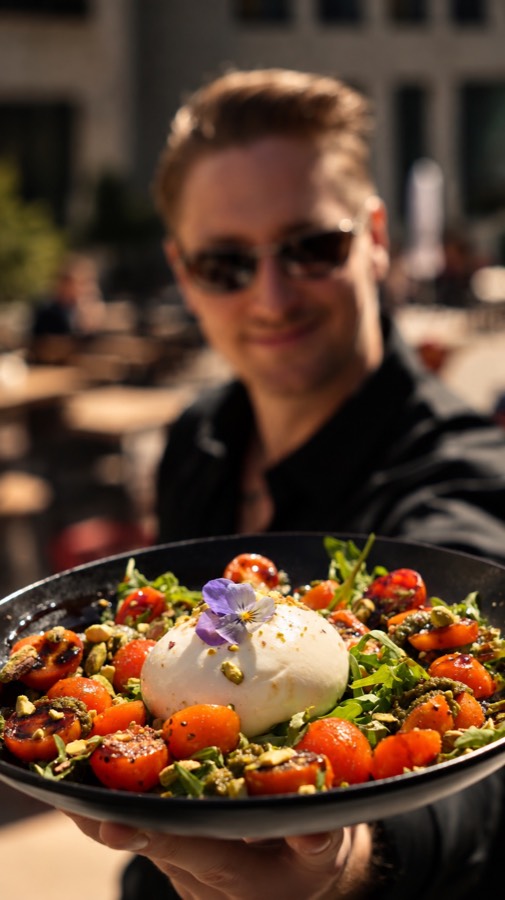 CLIFFin burrata-annos tarjoiltuna terassilla