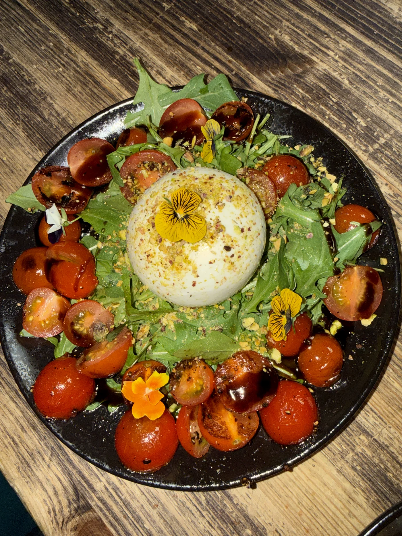 CLIFFin burrata kirsikkatomaattien, vihreiden lehtien ja kukkien kanssa